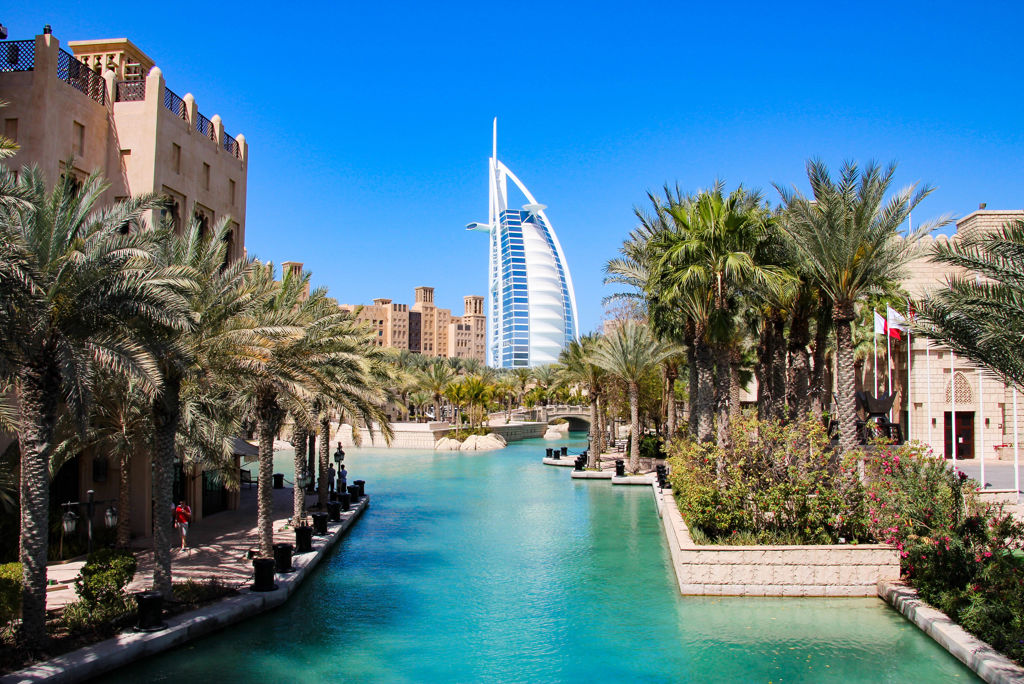 Burj,Al,Arab,Seen,From,Madinat,Jumeirah,,Dubai