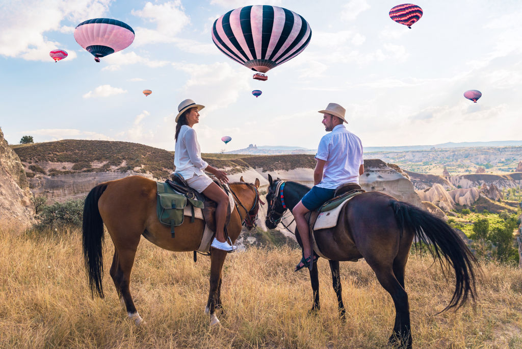 Happy,Young,Couple,On,Vacation,Turkey,Kapadokya,Horse,Riding,In