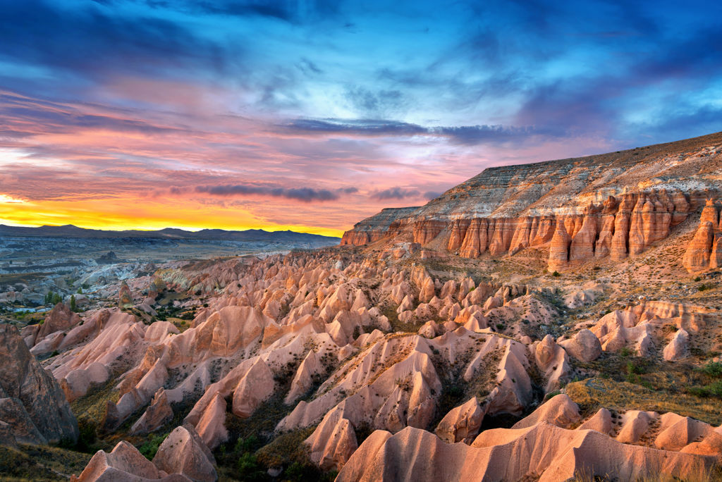Beautiful,Mountains,And,Red,Valley,At,Sunset,In,Goreme,,Cappadocia