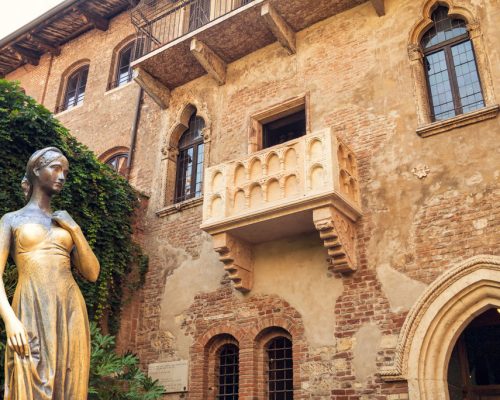 Bronze,Statue,Of,Juliet,And,Balcony,By,Juliet,House,,Verona,